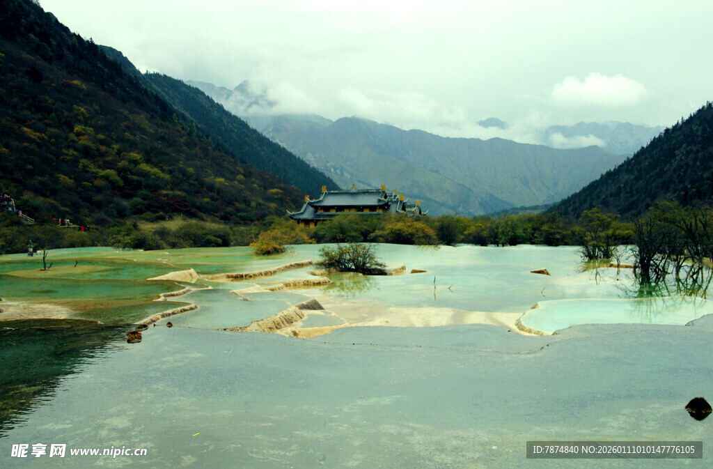梦幻山水间的多彩水域