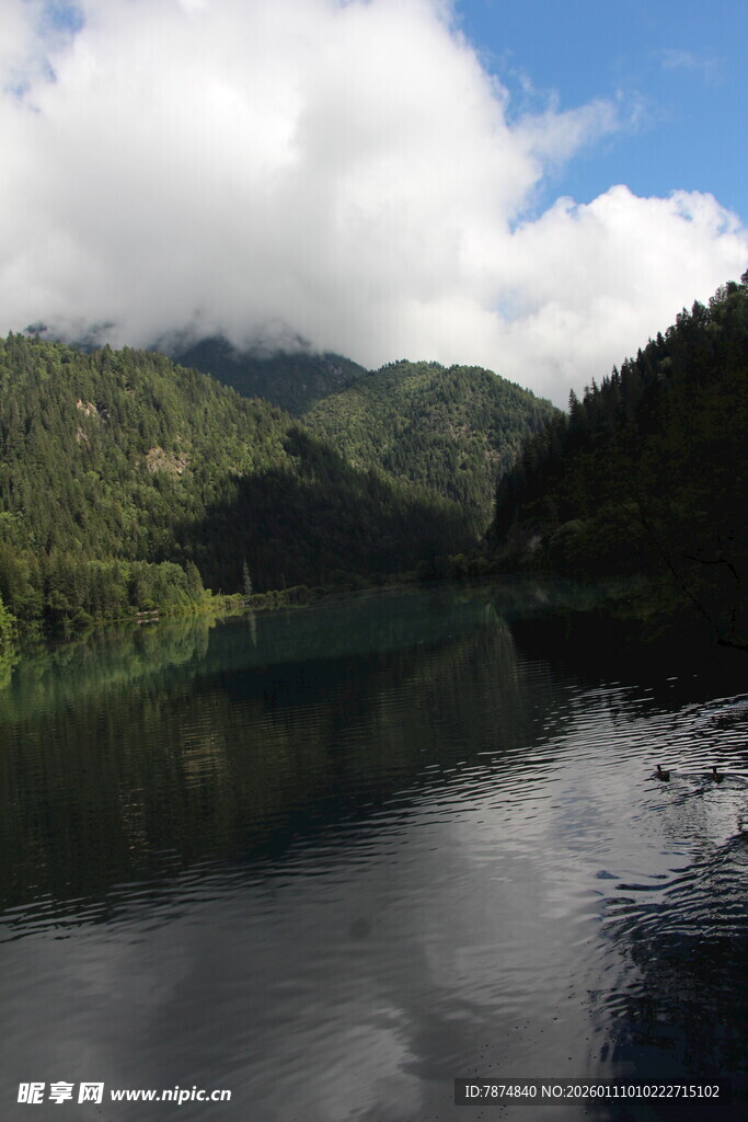 青山绿水间的静谧湖泊