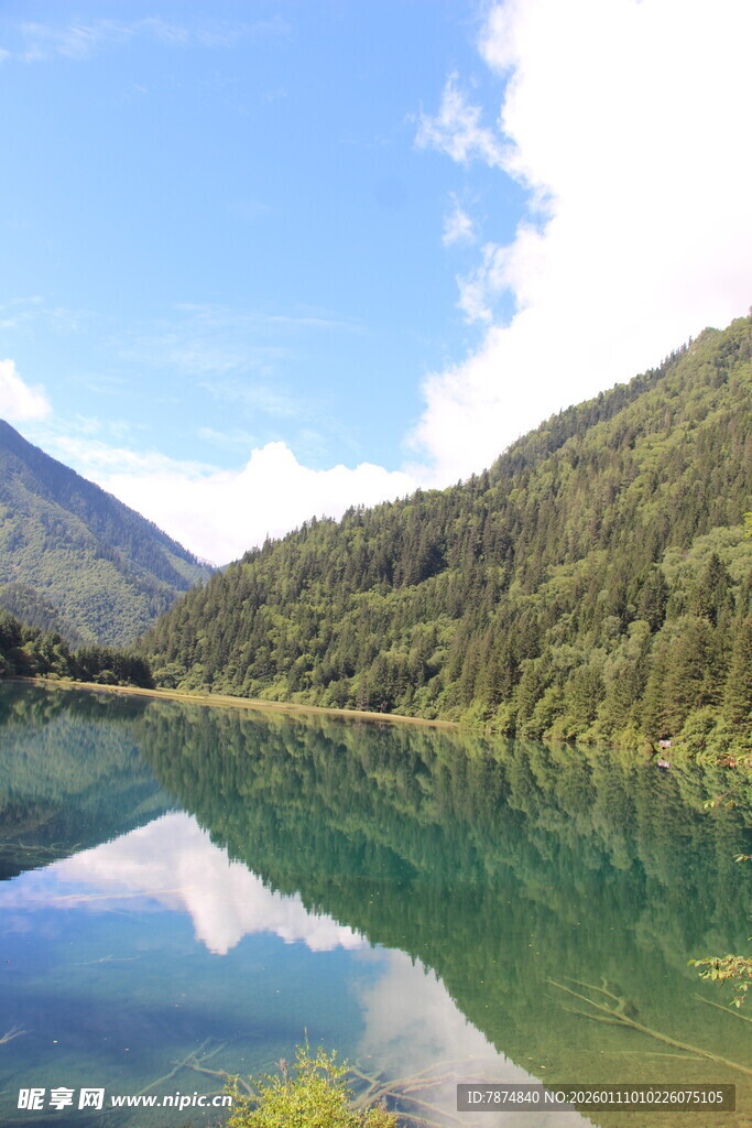 青山绿水间的宁静湖泊