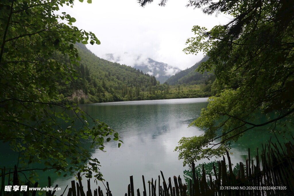 山间幽湖 绿意环绕之景