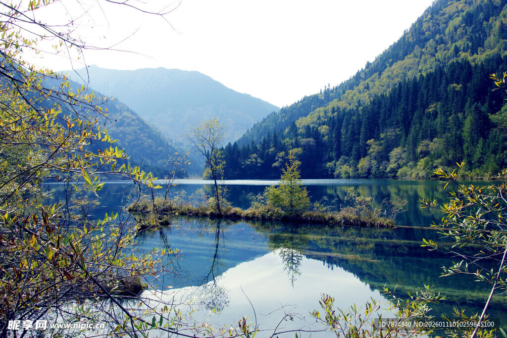 山间静谧湖景 自然之美