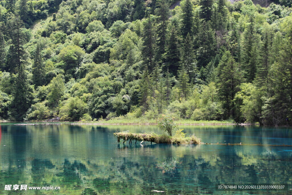 青山环抱的澄澈湖泊