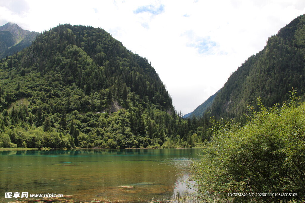 青山绿水间的静谧湖泊