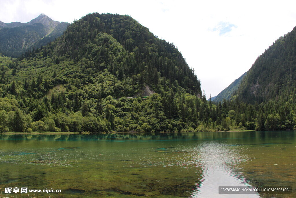 青山绿水间的静谧湖泊
