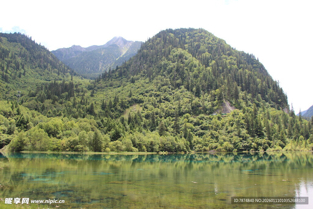 青山绿水间的静谧湖泊