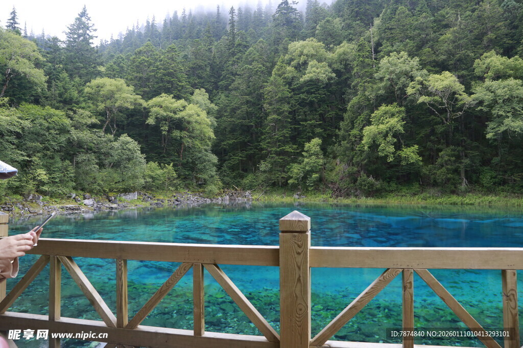 游客赏景于碧绿湖畔
