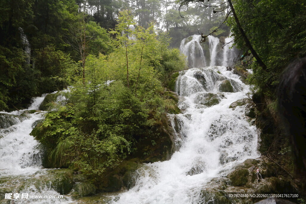 山间瀑布 绿树环绕美景