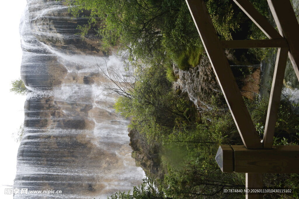 山间瀑布旁的木质栈道