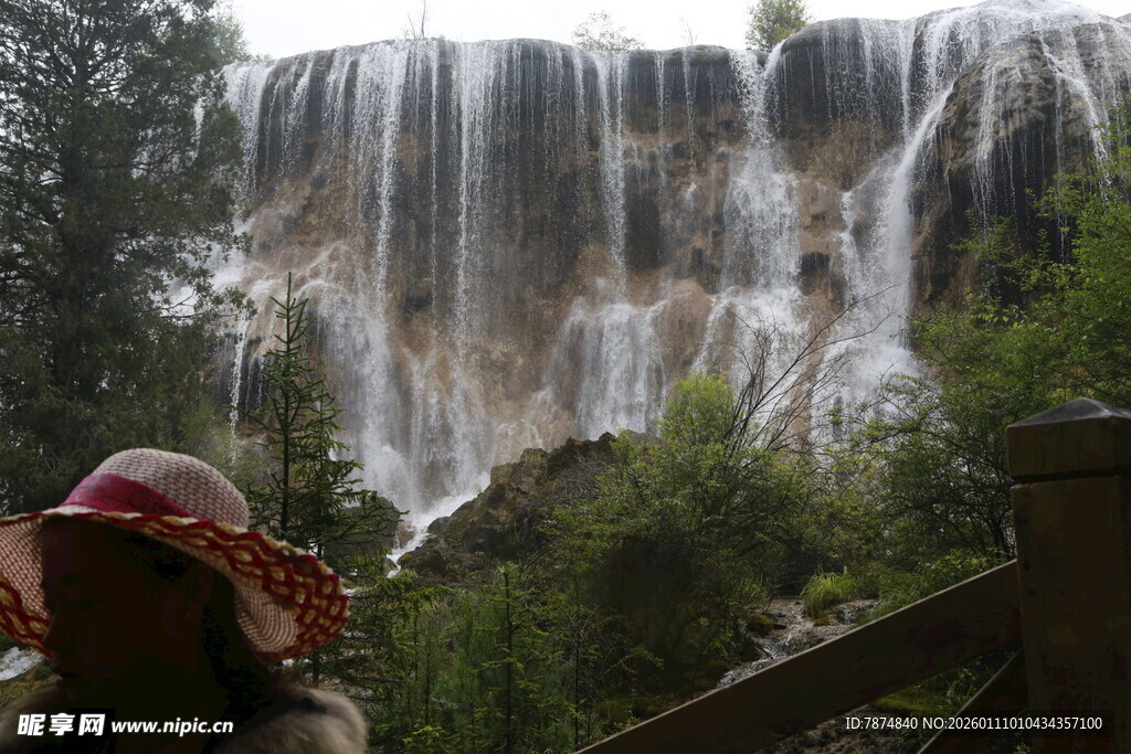 游客赏壮观瀑布美景