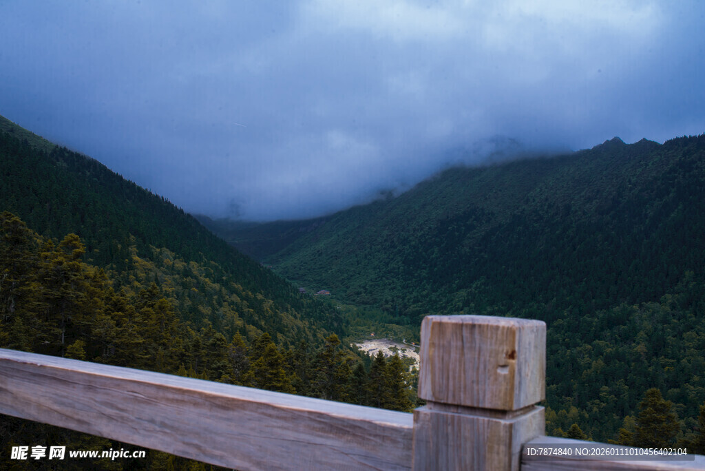 山间木栏望云雾缭绕景
