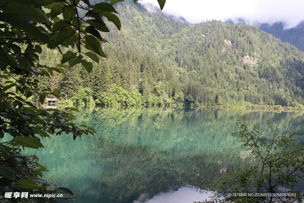山间碧绿湖水美景