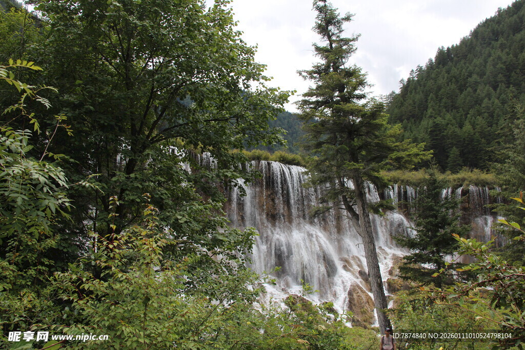 山林间的壮美瀑布景观