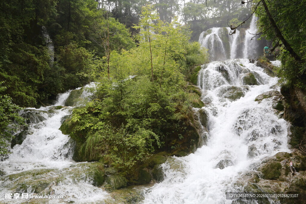 山间飞瀑 绿意盎然的景致