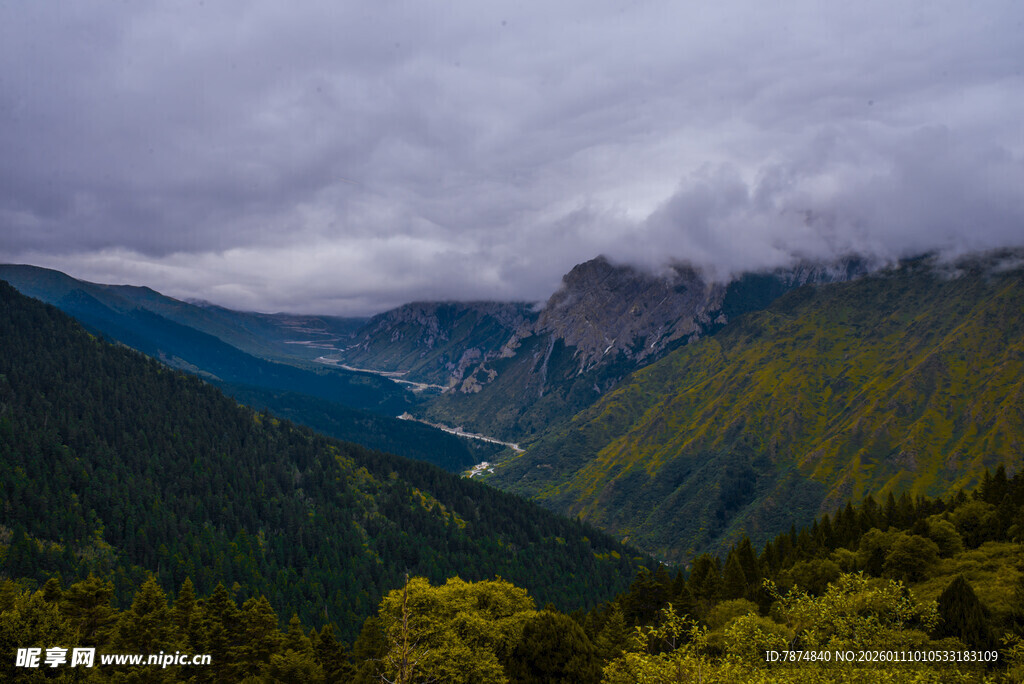 云雾缭绕的壮美山间景色