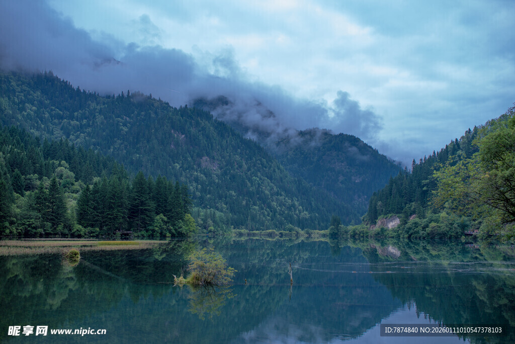 宁静山水间的湖光山色