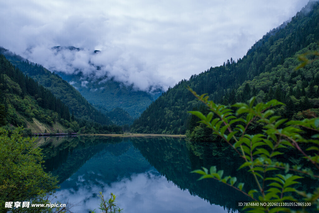 山间幽蓝湖泊 绿意环绕