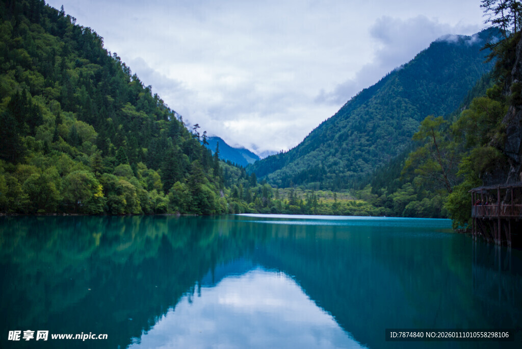 梦幻蓝湖 青山环绕之景