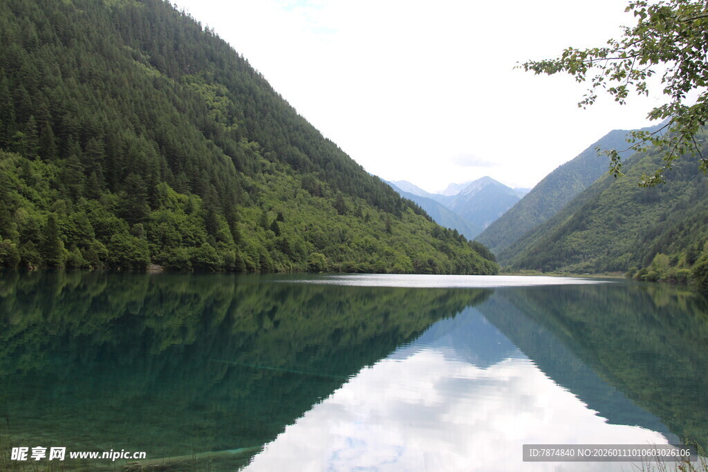 青山环绕的静谧碧绿湖泊