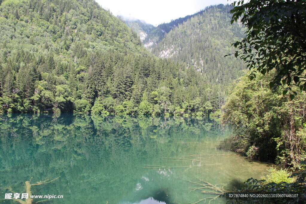 青山环抱的澄澈碧绿湖水