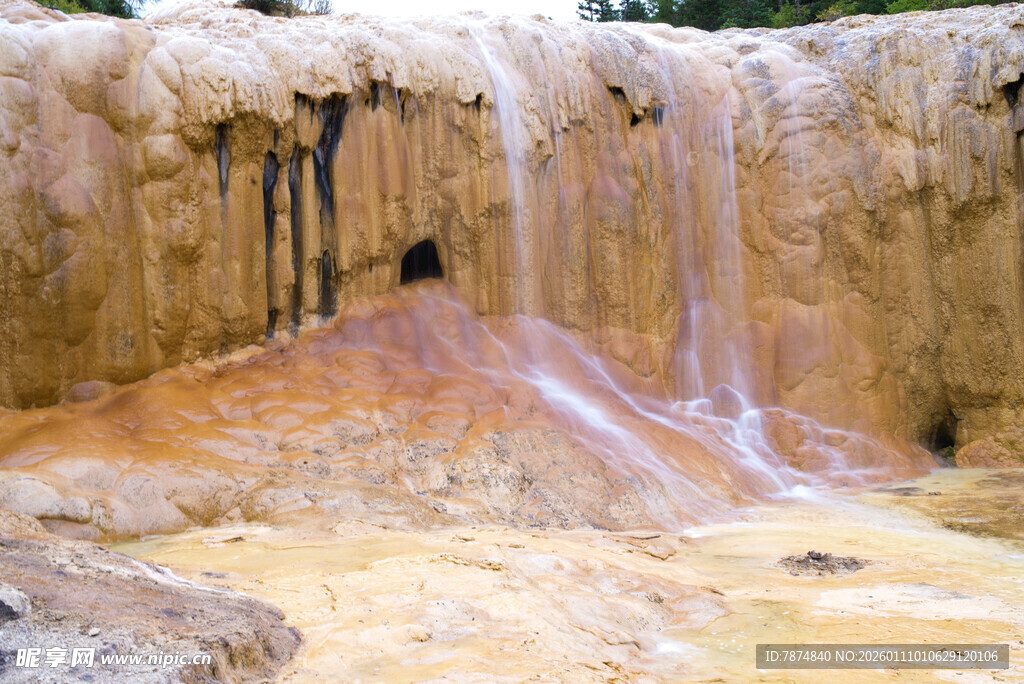五彩斑斓的天然温泉瀑布