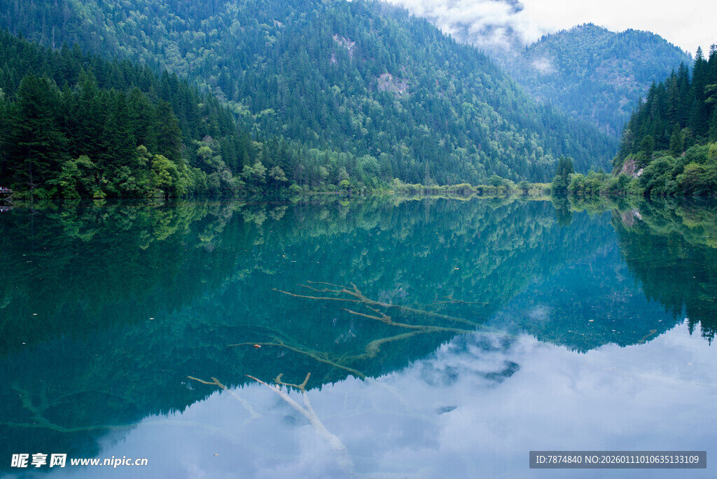 静谧幽蓝的山间湖泊