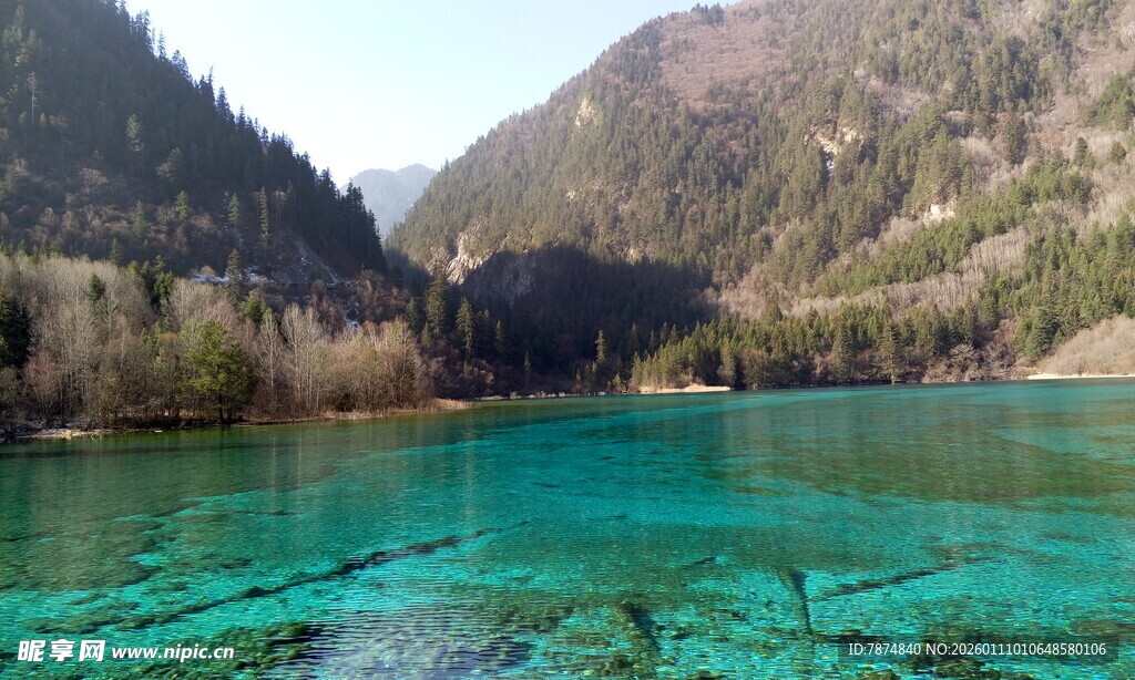 梦幻蓝湖 山间绝美风光