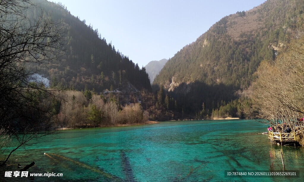 秀丽山水间的碧绿湖水