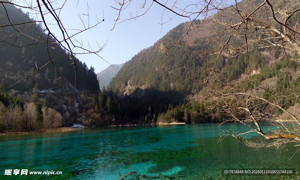 秀丽山水间的碧绿湖水