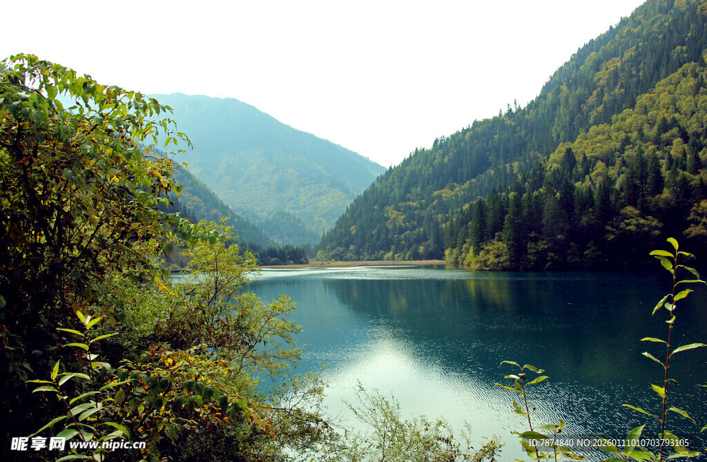 山间静谧湖景 绿意盎然