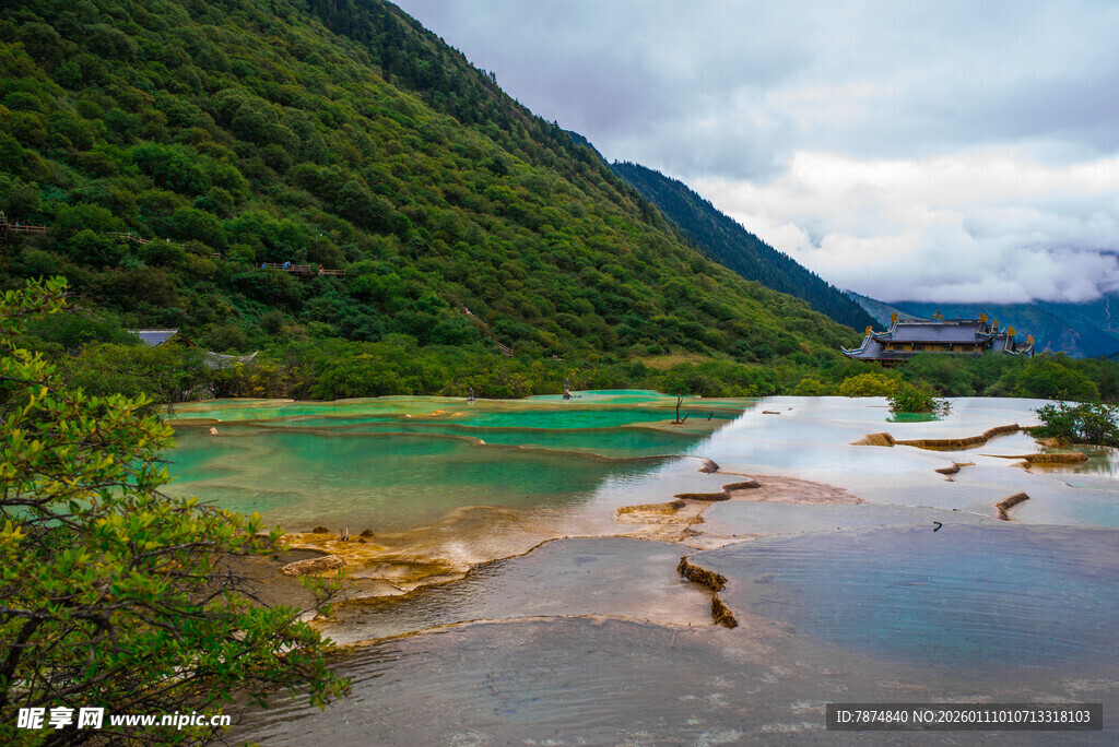 山间多彩湖泊美景