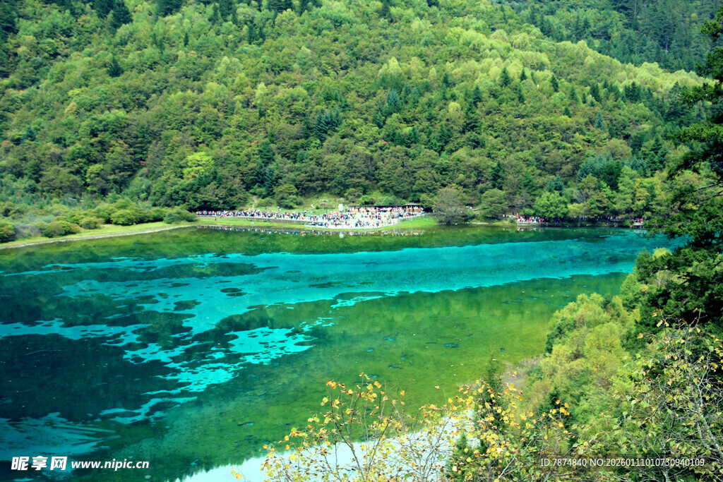 翠绿山林间的澄澈蓝湖