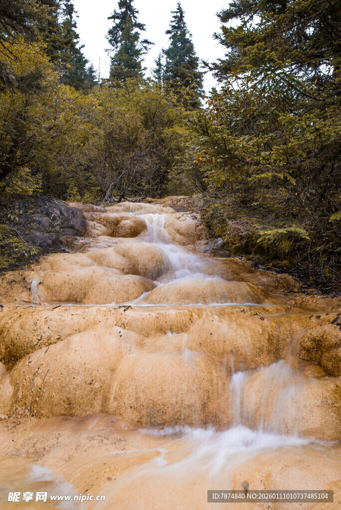 山间溪流潺潺 石景清幽