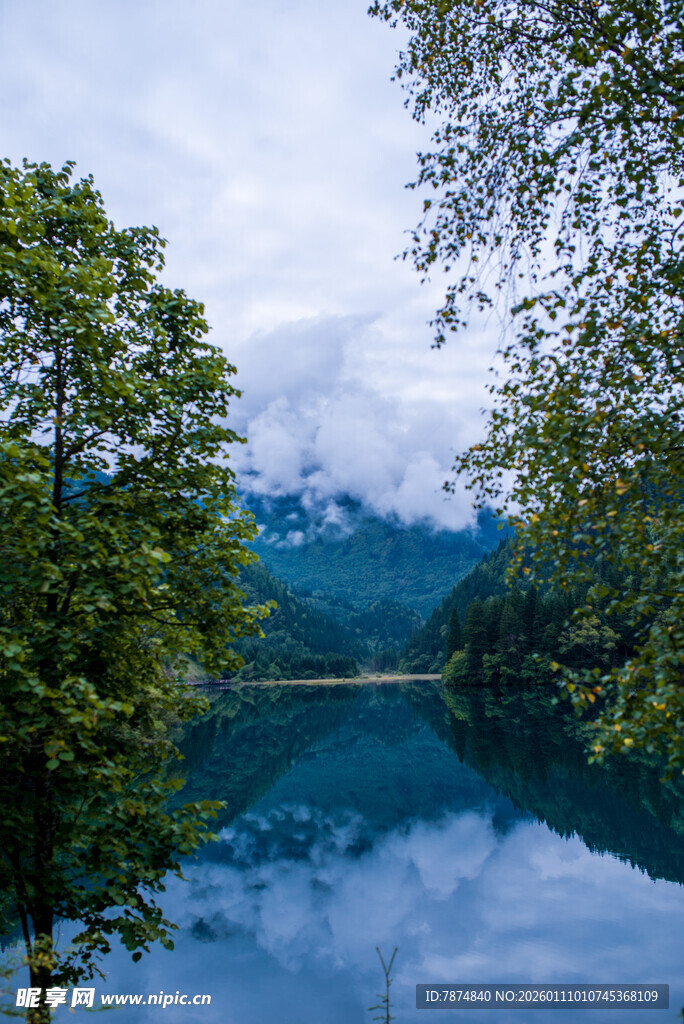 宁静湖畔绿树映蓝天