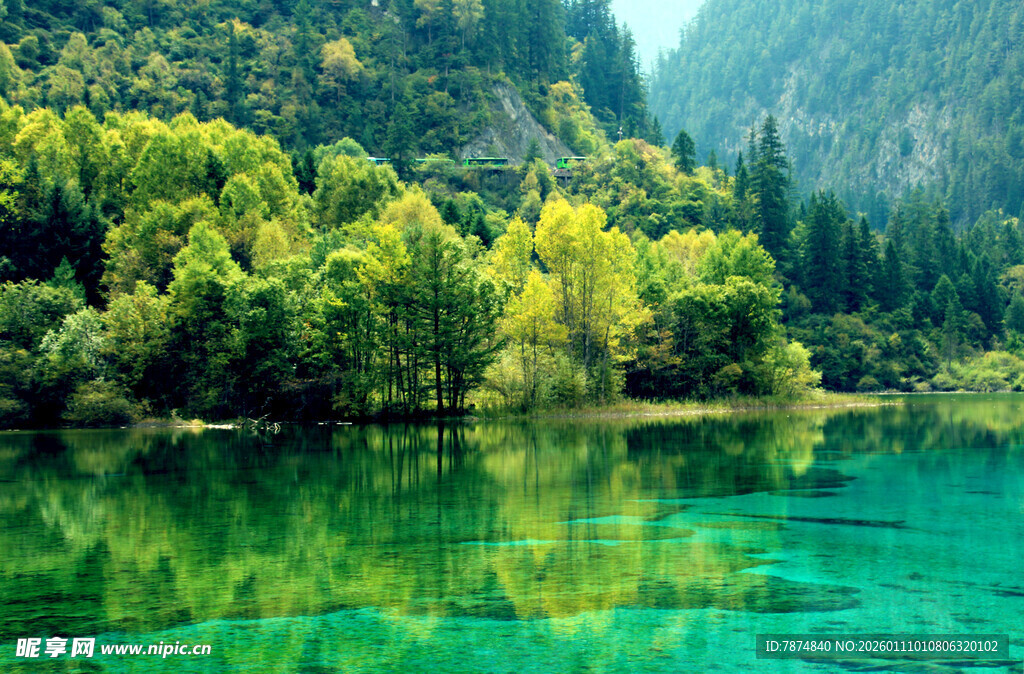 青山绿水间的澄澈湖泊