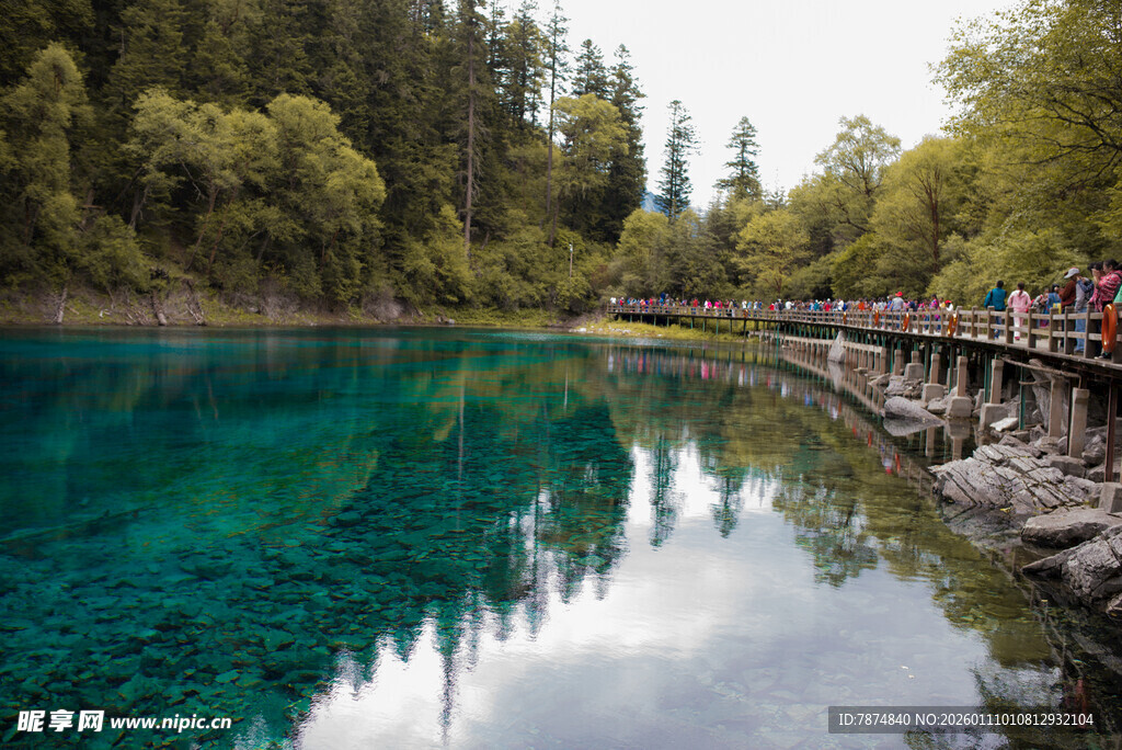 九寨沟清澈碧绿的湖水