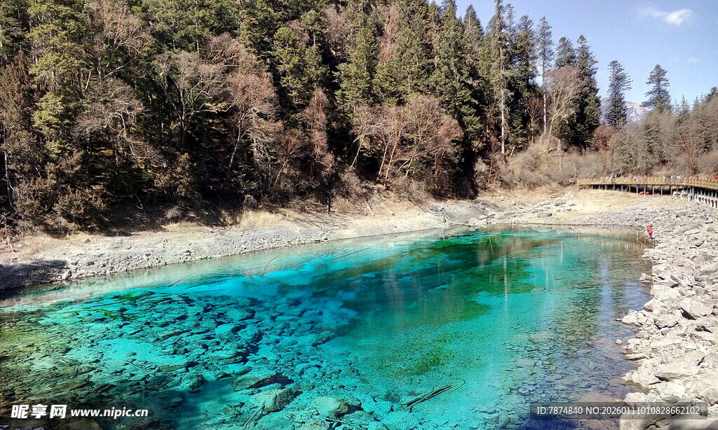 清澈蓝绿色山间湖泊美景