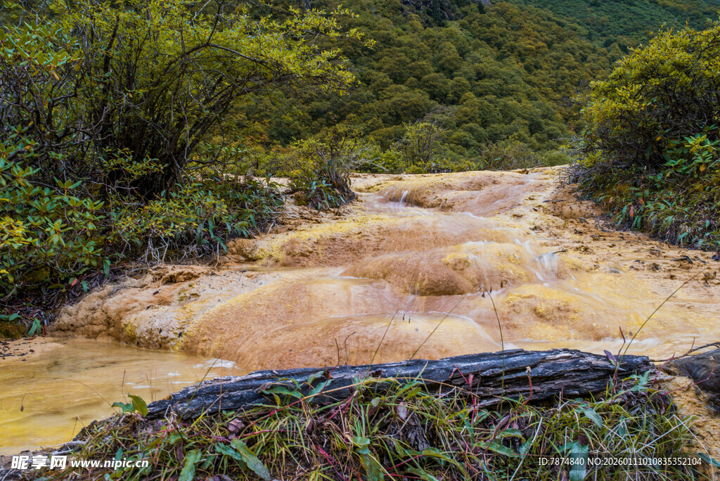 山间湍急的黄色溪流