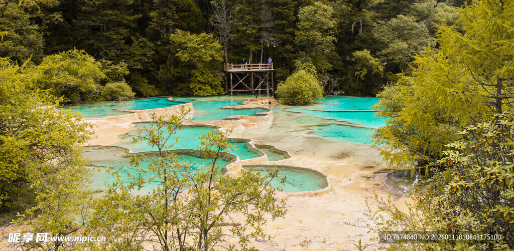 梦幻蓝绿色山间湖泊美景