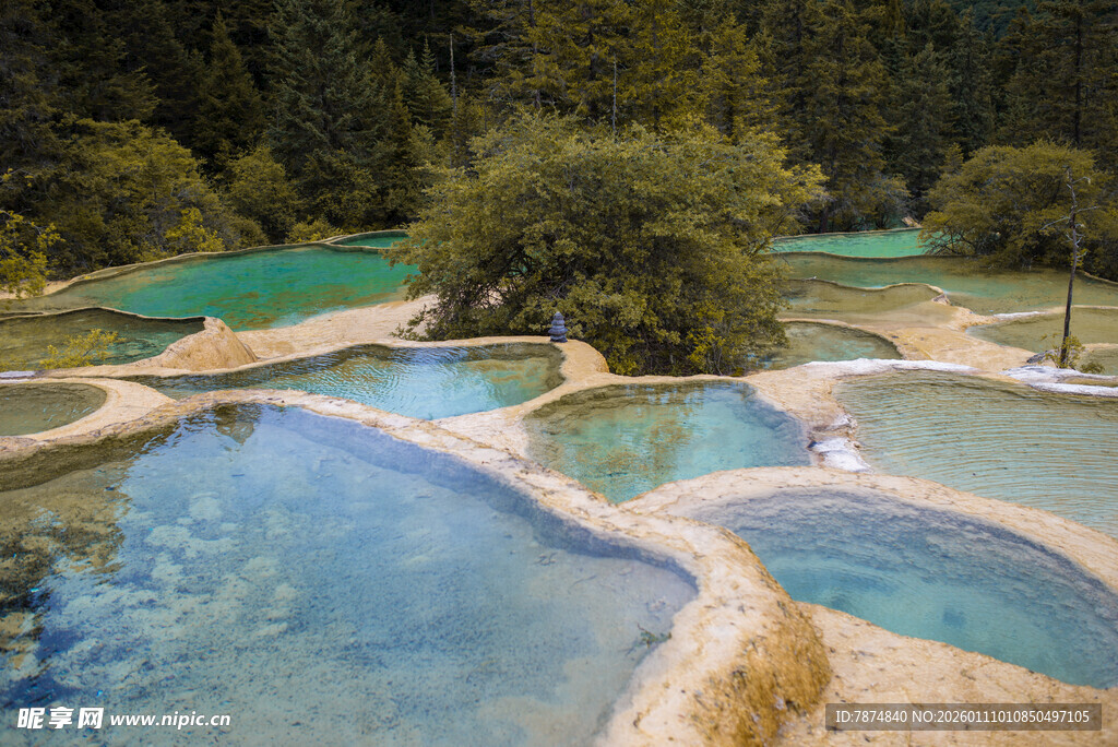 梦幻五彩钙化池景观