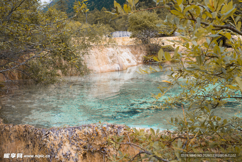 梦幻蓝绿色自然水潭景观