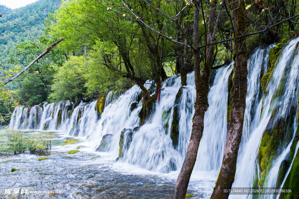 山间秀丽瀑布景观