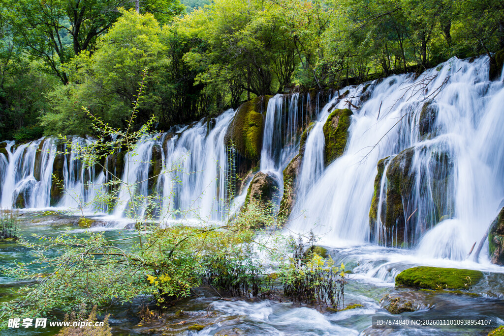 山间秀丽瀑布景观