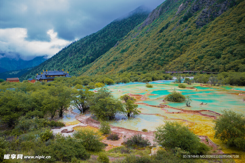 山间多彩湖泊美景