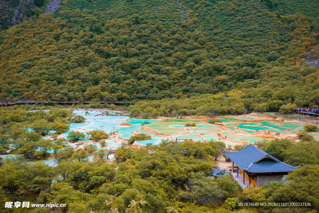 山林间的静谧小屋与湖泊