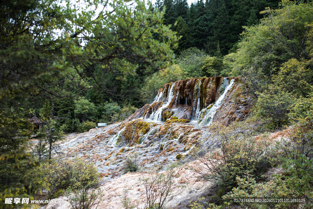山间多彩岩石景观