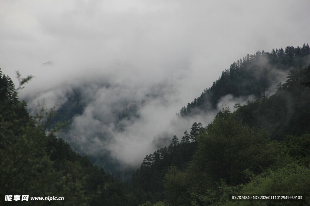 云雾缭绕的山间美景