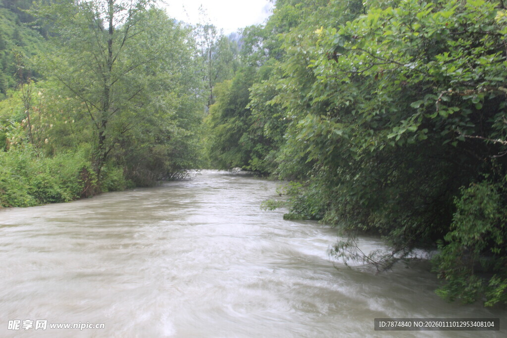 山间湍急河流 绿意环绕