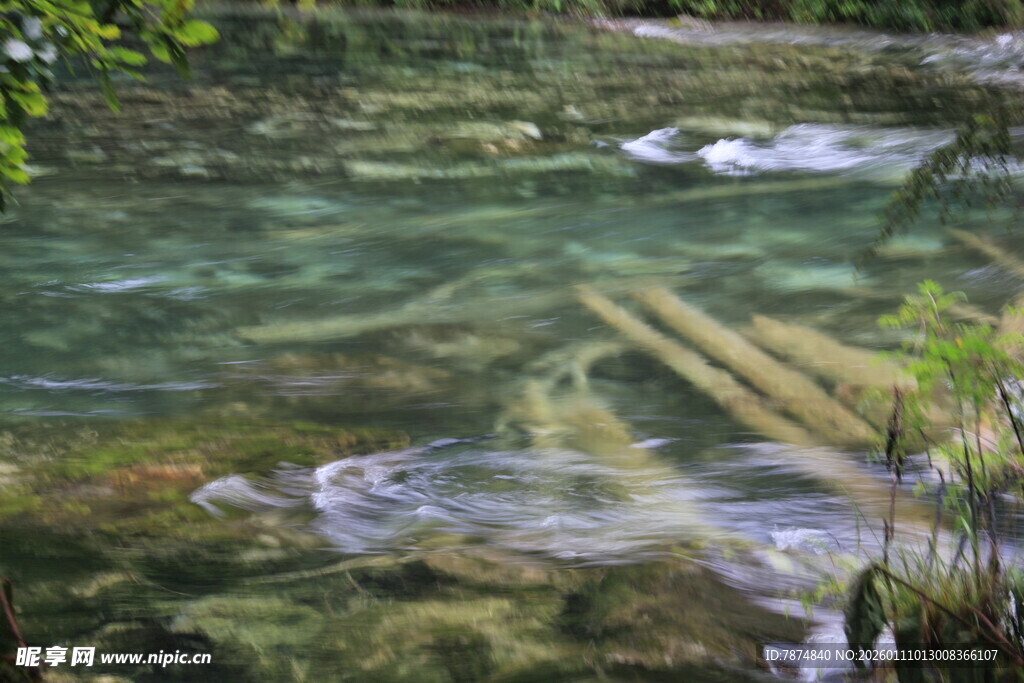 清澈溪流中的木质结构