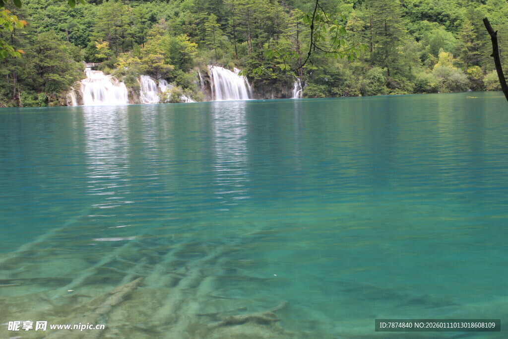 清澈湖景中的美丽瀑布