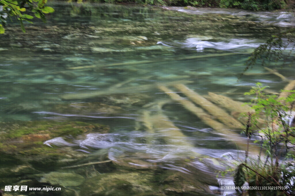 清澈溪水中的木质结构